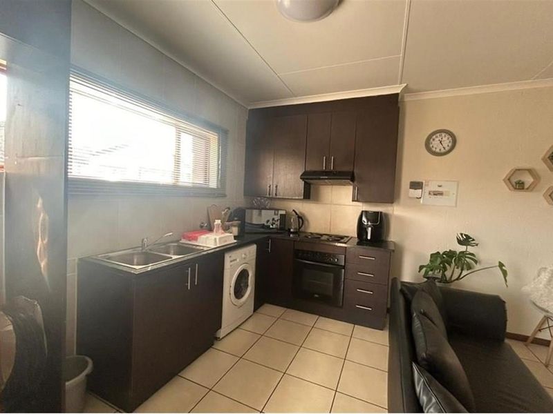 Townhouse To Rent in Helderwyk, Brakpan - Photo 5