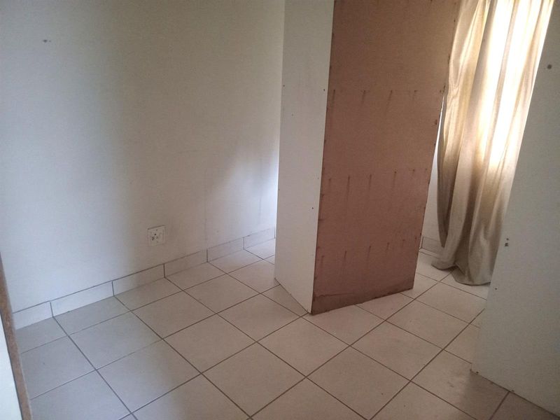 Lovely 2 bedroom house with enclosed front and bank yard - Photo 7