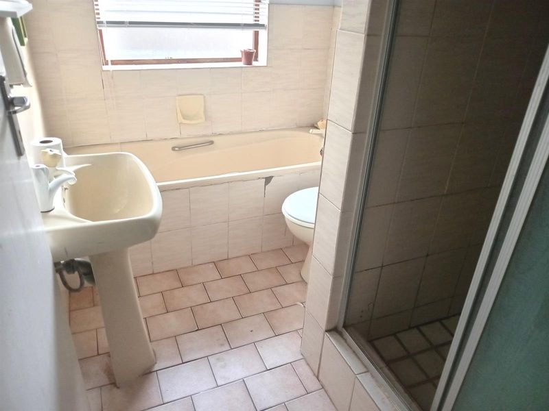 Lovely 2 bedroom house with enclosed front and bank yard - Photo 6