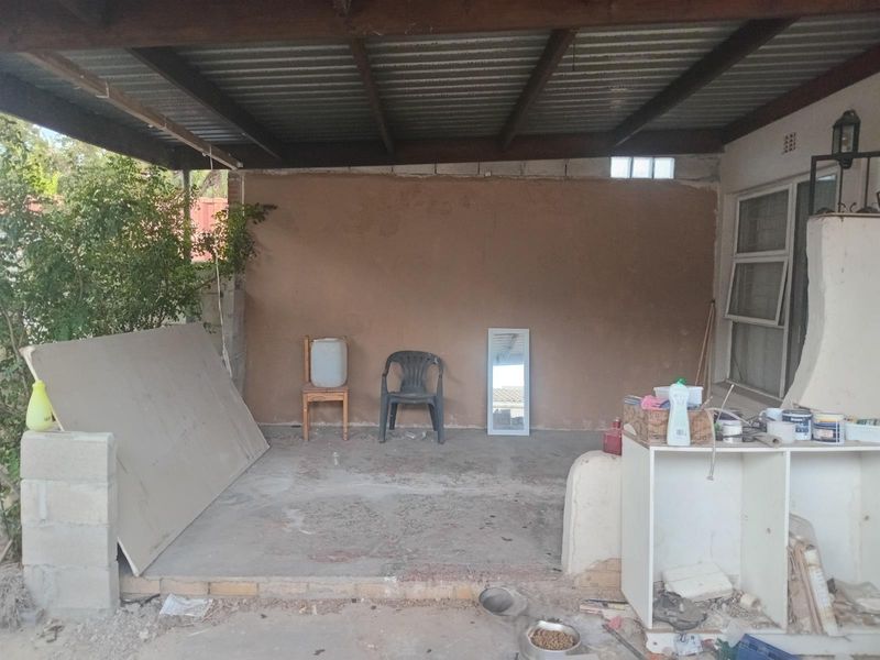 Lovely 2 bedroom house with enclosed front and bank yard - Photo 9