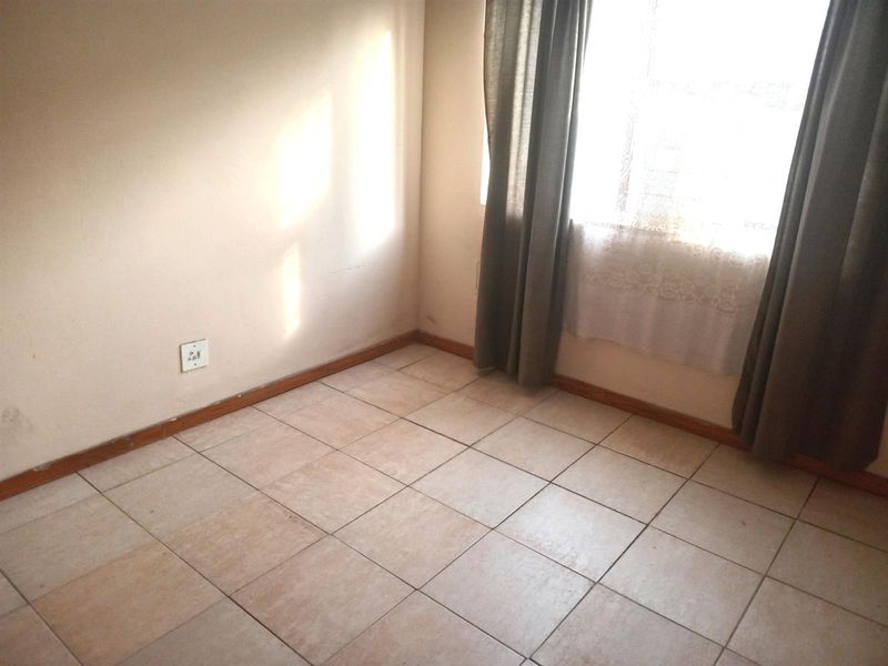 Lovely 2 bedroom house with enclosed front and bank yard - Photo 5