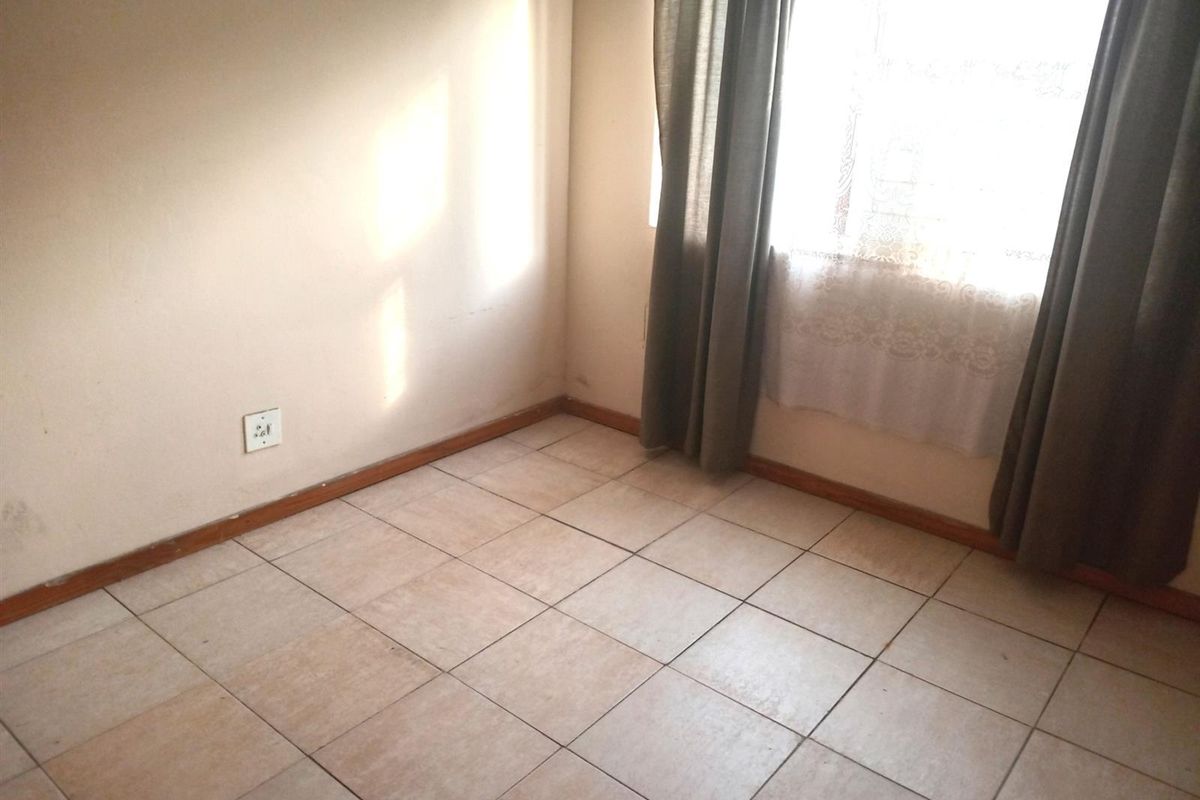 Lovely 2 bedroom house with enclosed front and bank yard - Photo 5