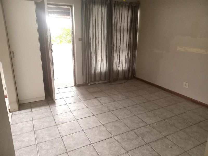 Lovely 2 bedroom house with enclosed front and bank yard - Photo 2