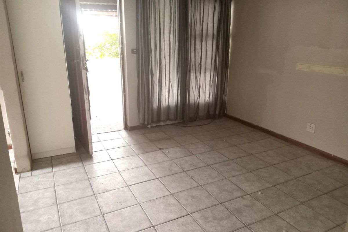 Lovely 2 bedroom house with enclosed front and bank yard - Photo 2