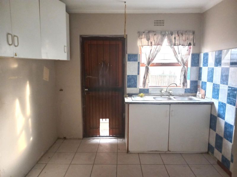 Lovely 2 bedroom house with enclosed front and bank yard - Photo 3