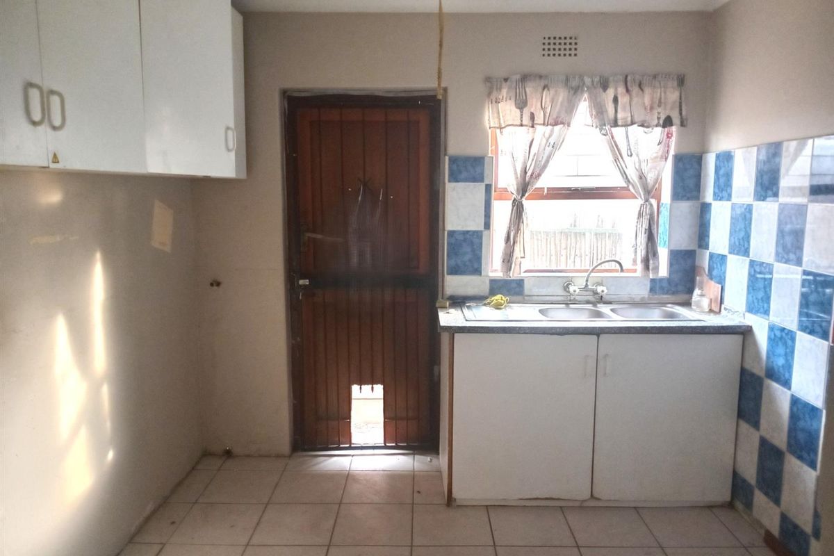 Lovely 2 bedroom house with enclosed front and bank yard - Photo 3