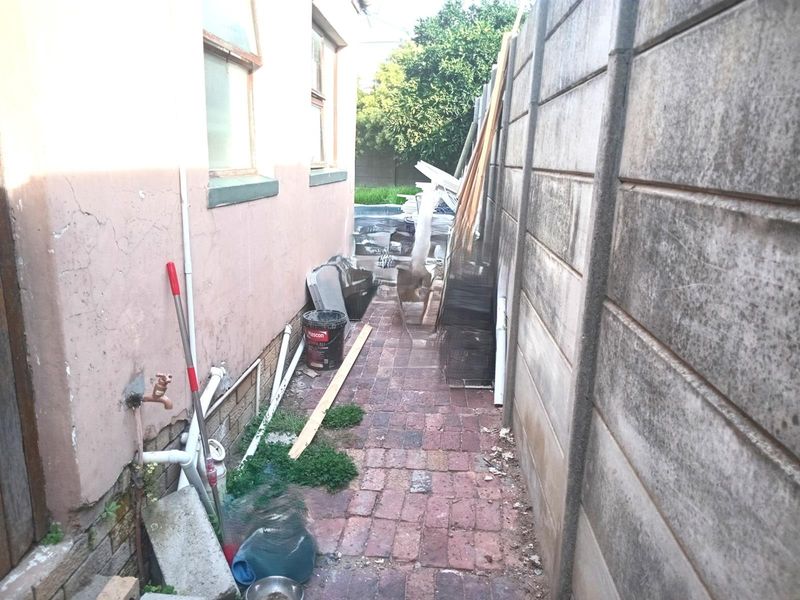 Lovely 2 bedroom house with enclosed front and bank yard - Photo 10