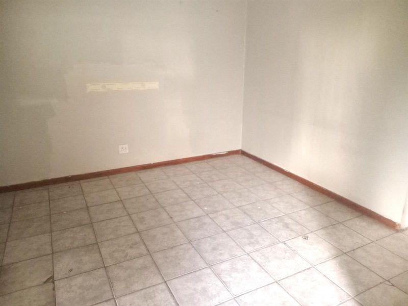 Lovely 2 bedroom house with enclosed front and bank yard - Photo 4