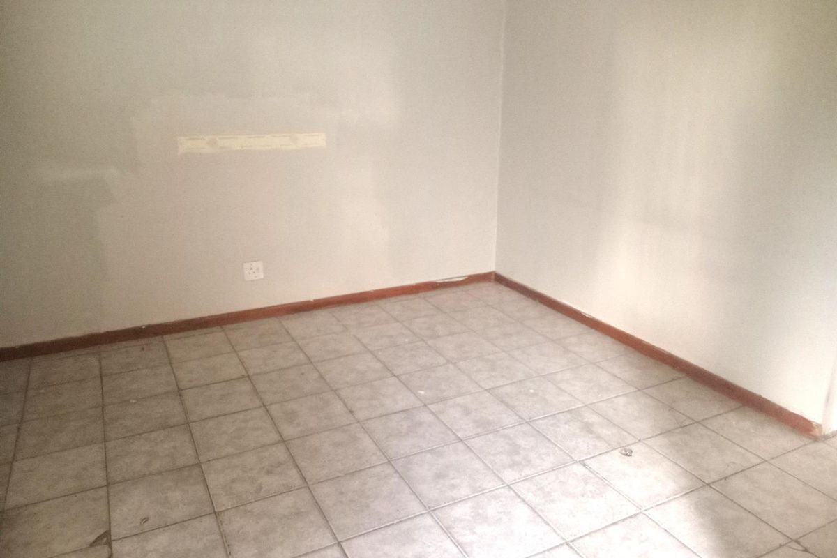 Lovely 2 bedroom house with enclosed front and bank yard - Photo 4