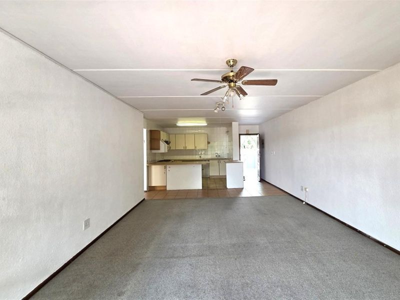 3-Bedroom Townhouse in Secure Boomed Area of Marais Steyn Park - Ideal for Young Families - Photo 3