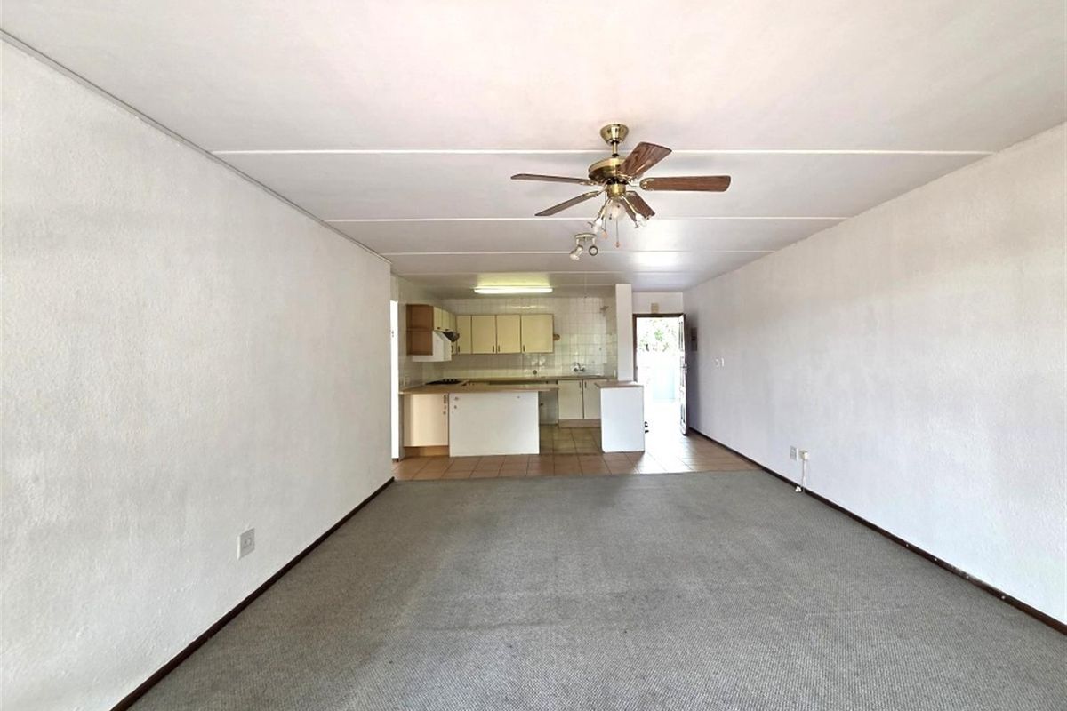 3-Bedroom Townhouse in Secure Boomed Area of Marais Steyn Park - Ideal for Young Families - Photo 3