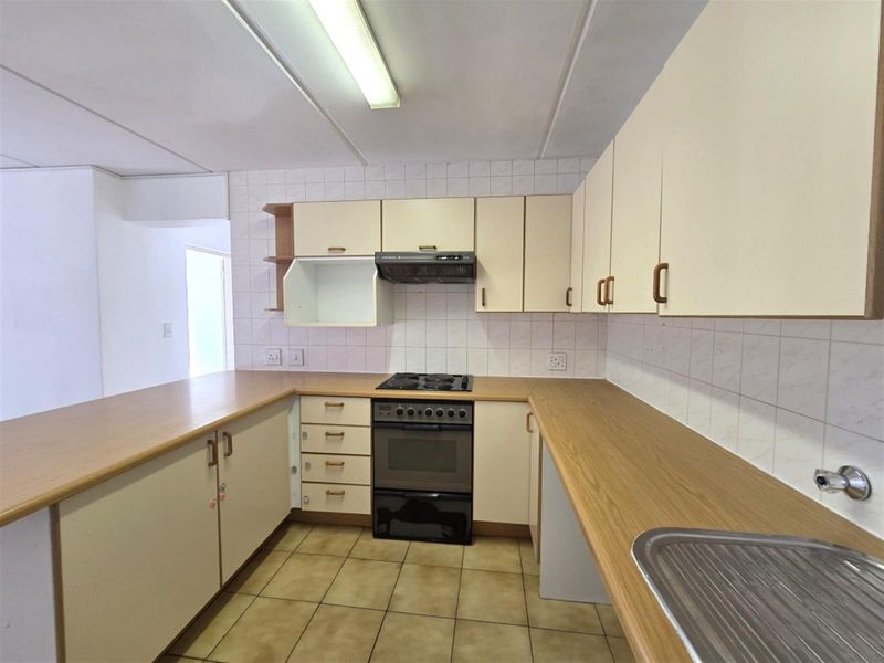 3-Bedroom Townhouse in Secure Boomed Area of Marais Steyn Park - Ideal for Young Families - Photo 5