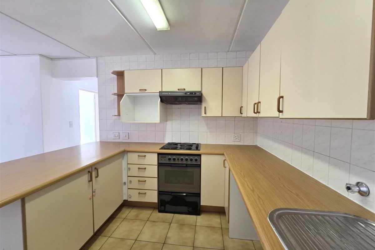 3-Bedroom Townhouse in Secure Boomed Area of Marais Steyn Park - Ideal for Young Families - Photo 5