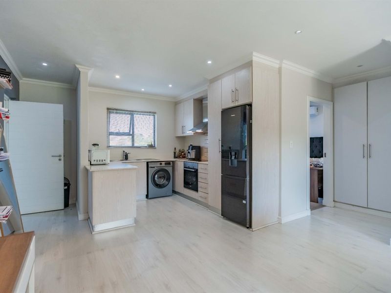 Pristine Two-Bedroom, Two-Bathroom Apartment - Photo 8