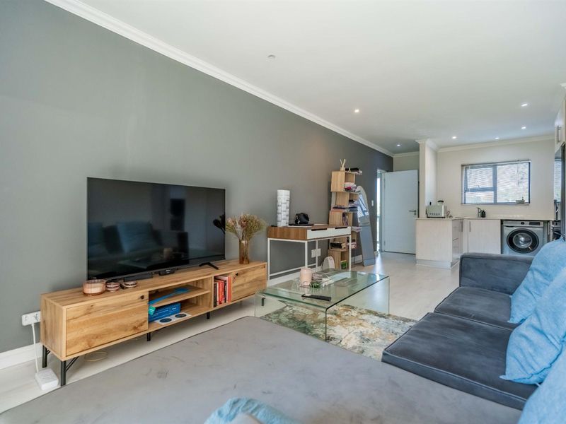 Pristine Two-Bedroom, Two-Bathroom Apartment - Photo 3