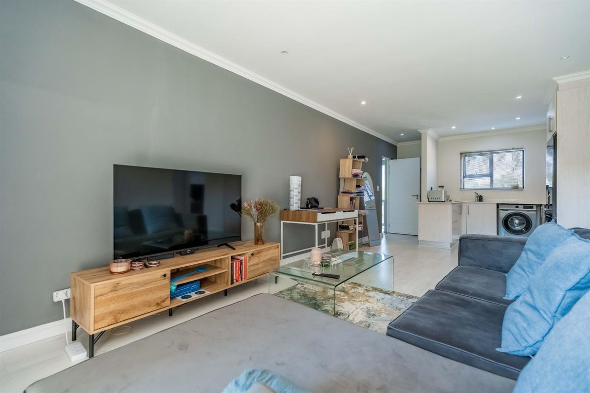 Pristine Two-Bedroom, Two-Bathroom Apartment - Photo 3