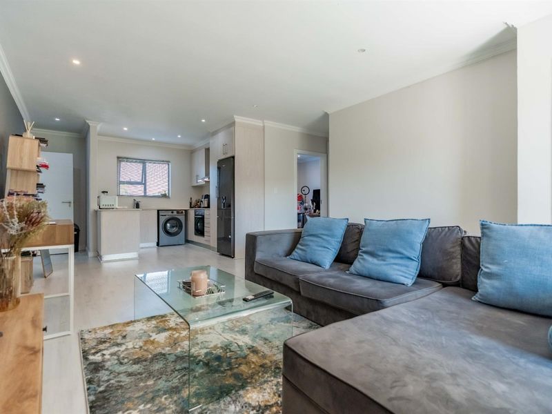 Pristine Two-Bedroom, Two-Bathroom Apartment - Photo 2