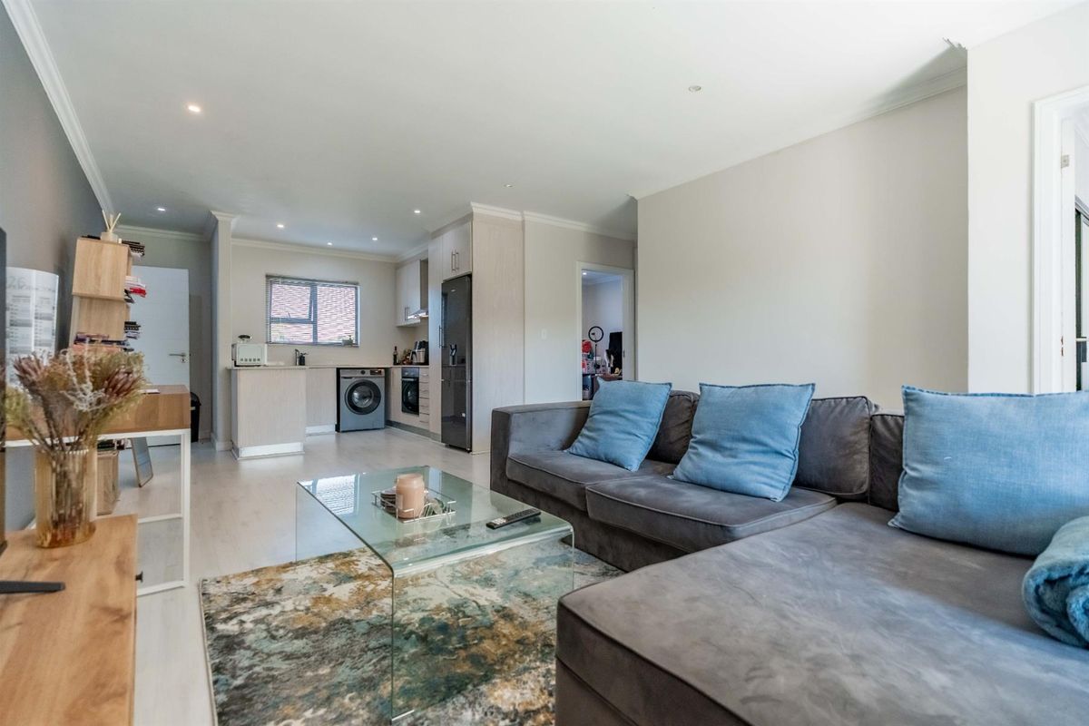 Pristine Two-Bedroom, Two-Bathroom Apartment - Photo 2