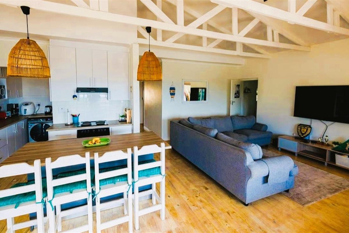 5 Bedroom Beach House for Sale in Jeffreys Bay - Lower Point | Sea Views and direct Beach access - Photo 3