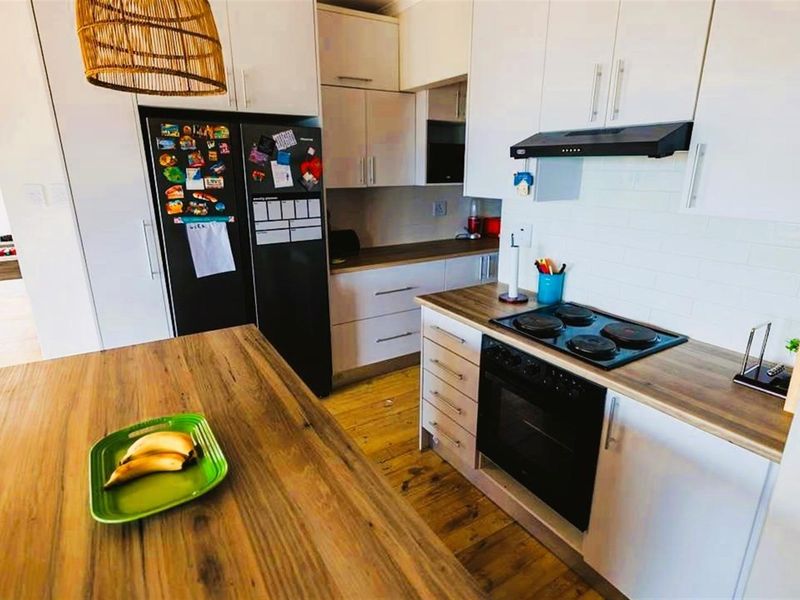 5 Bedroom Beach House for Sale in Jeffreys Bay - Lower Point | Sea Views and direct Beach access - Photo 8