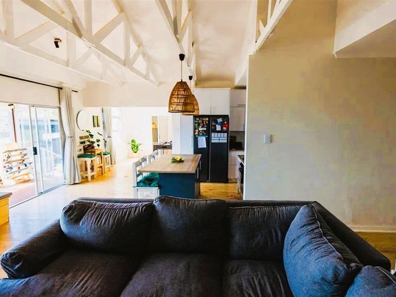 5 Bedroom Beach House for Sale in Jeffreys Bay - Lower Point | Sea Views and direct Beach access - Photo 4