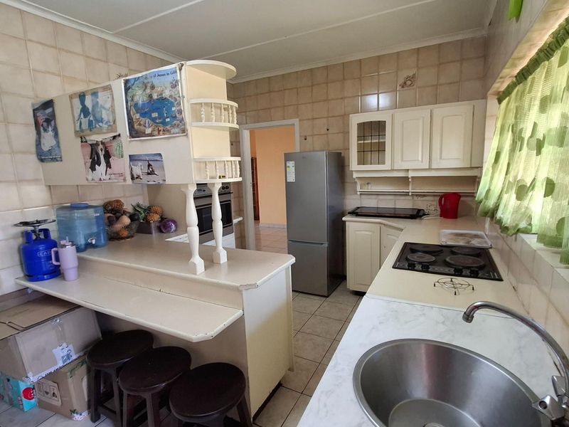 Huge family home for the entertainer - Photo 7