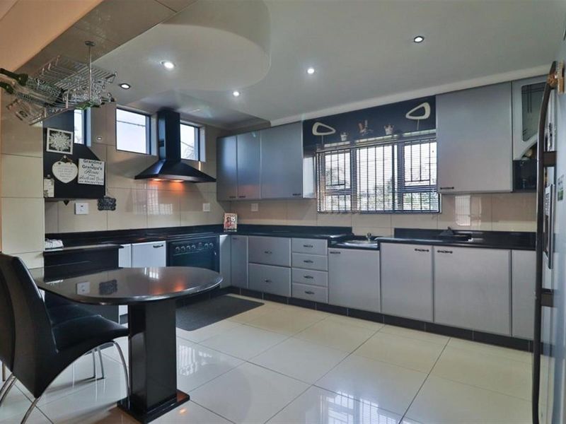 Beautiful Mixed Use Umhlanga Rocks Drive Landmark For Sale - Photo 8