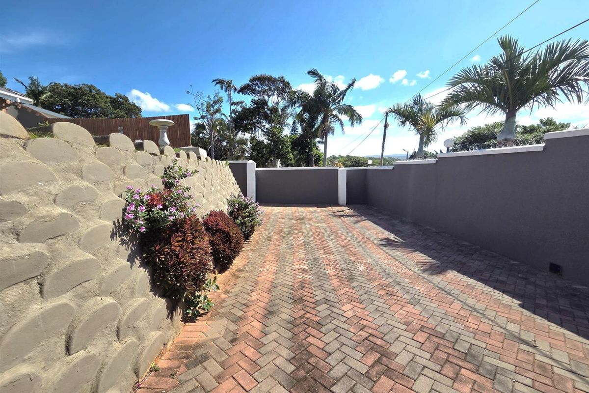 Spacious Retreat with Pool and Flatlets - Photo 5