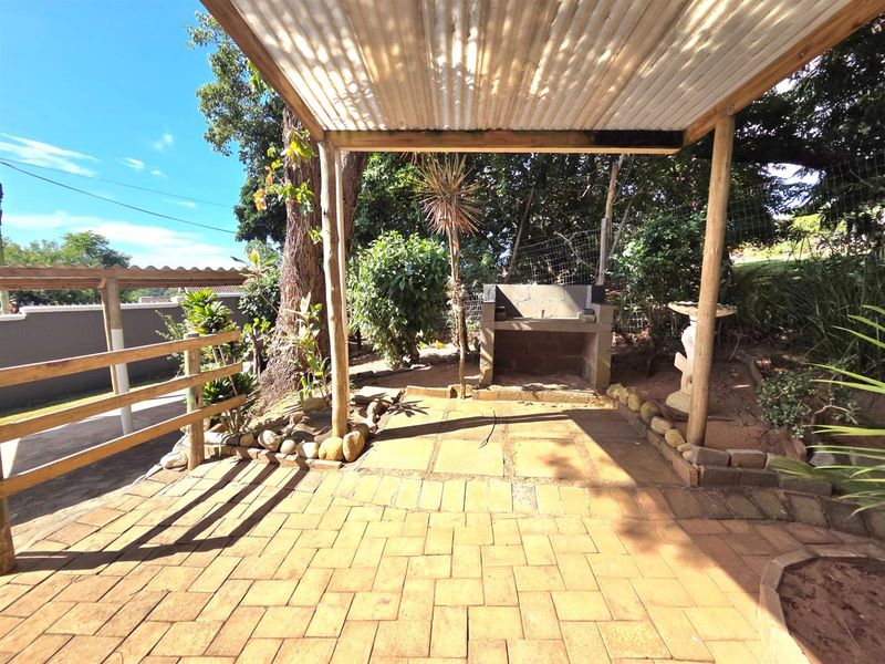 Spacious Retreat with Pool and Flatlets - Photo 10