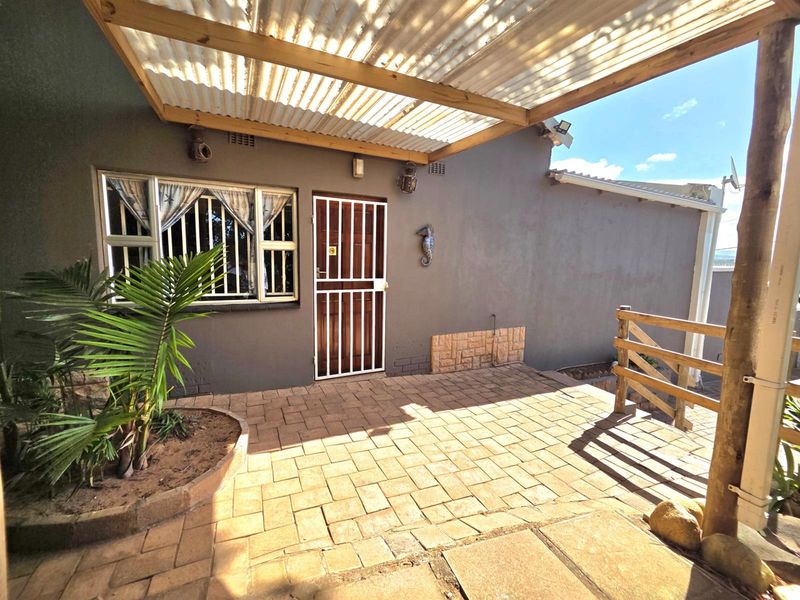 Spacious Retreat with Pool and Flatlets - Photo 9