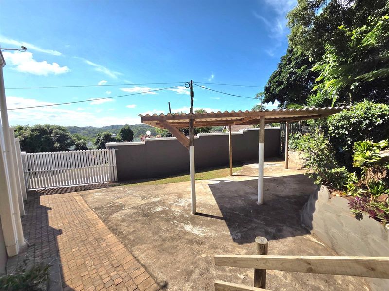 Spacious Retreat with Pool and Flatlets - Photo 8