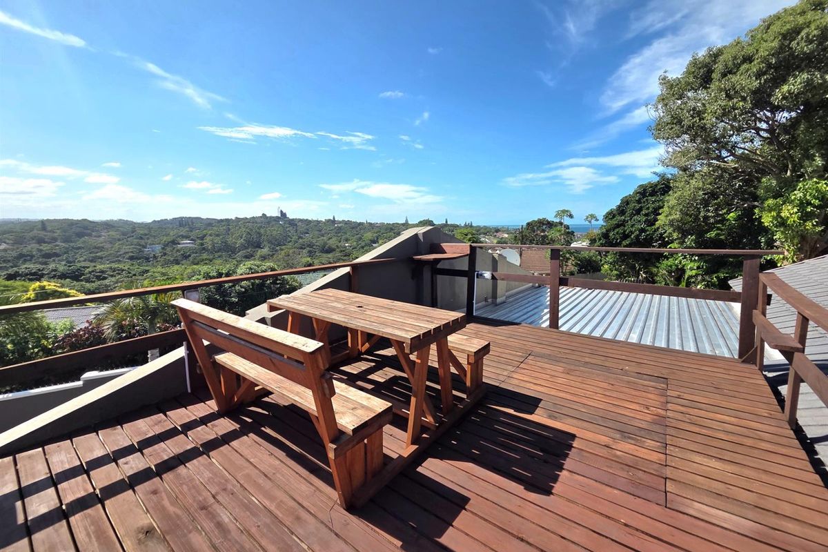 Spacious Retreat with Pool and Flatlets - Photo 3