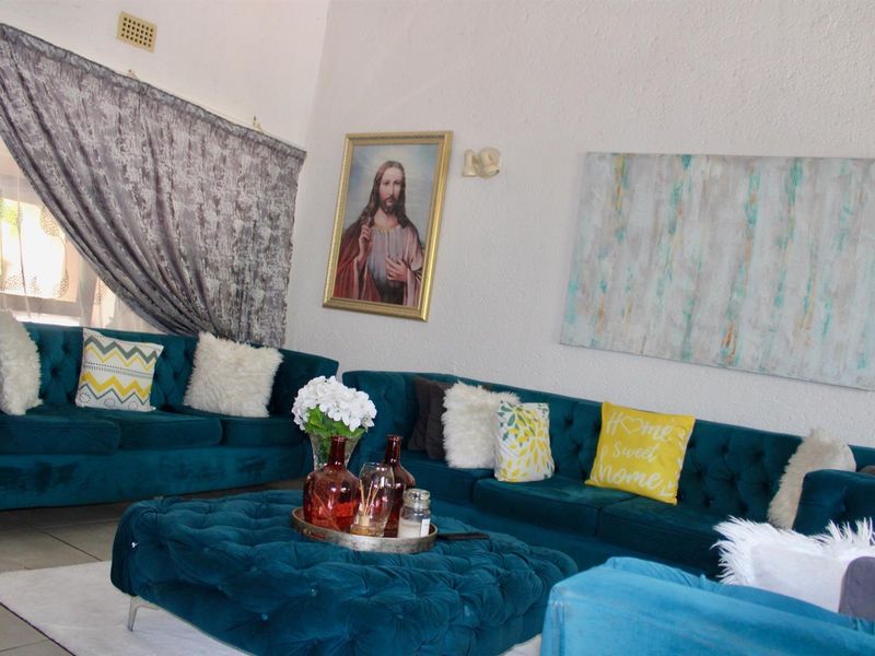 Spacious 2-Bedroom Loft Townhouse To Rent in Morningside - Photo 5