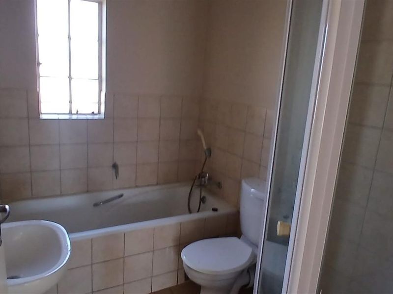 Spacious Apartment For Sale in Theresapark, Akasia - Photo 8