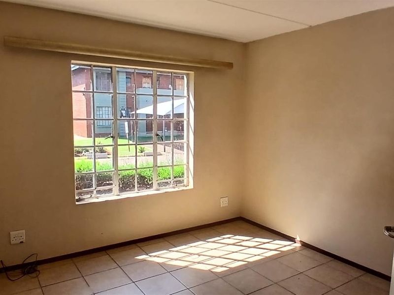 Spacious Apartment For Sale in Theresapark, Akasia - Photo 6
