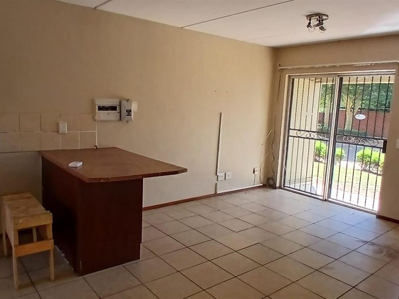 Spacious Apartment For Sale in Theresapark, Akasia - Photo 5