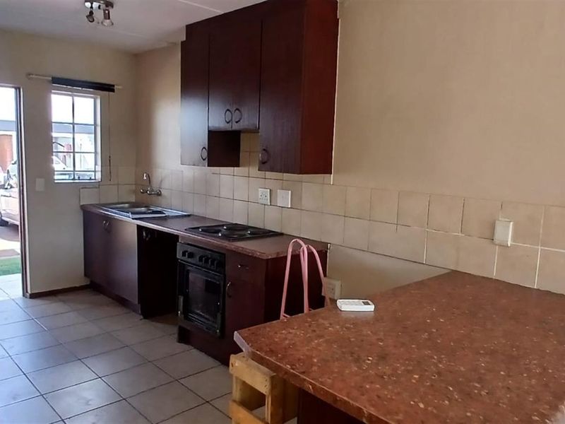 Spacious Apartment For Sale in Theresapark, Akasia - Photo 3