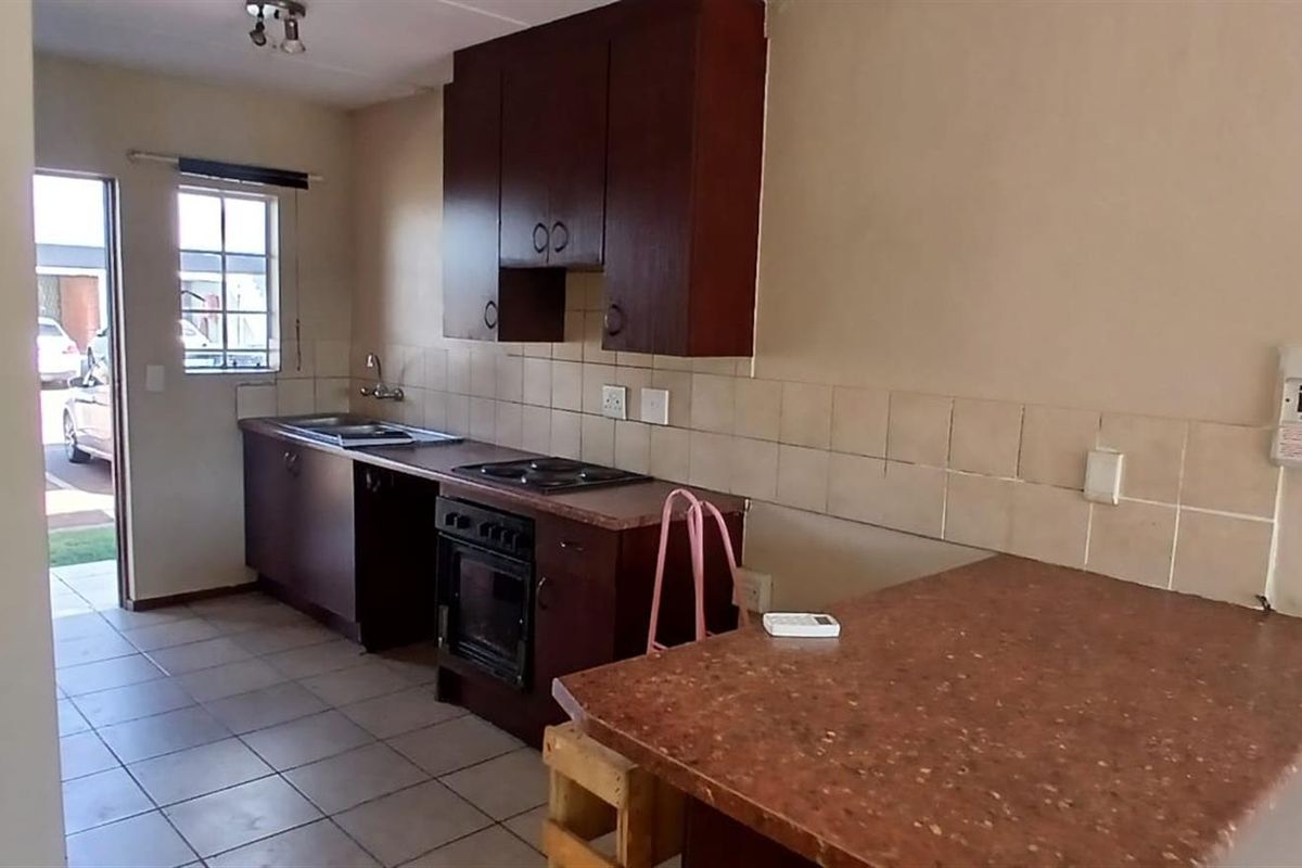 Spacious Apartment For Sale in Theresapark, Akasia - Photo 3