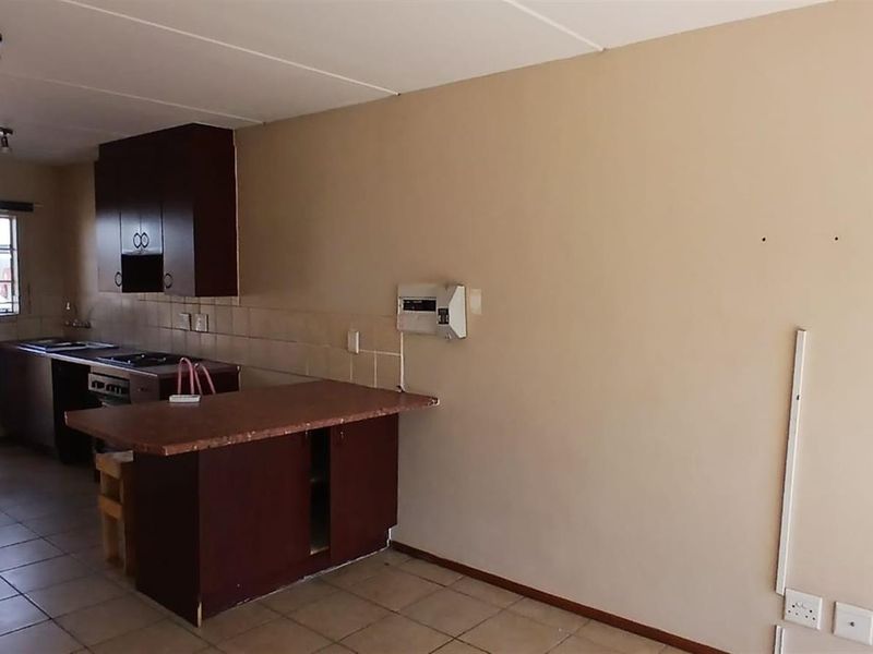 Spacious Apartment For Sale in Theresapark, Akasia - Photo 4