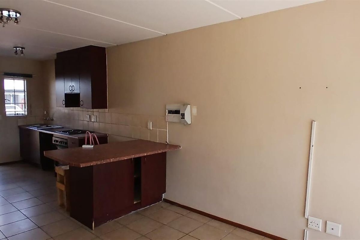 Spacious Apartment For Sale in Theresapark, Akasia - Photo 4