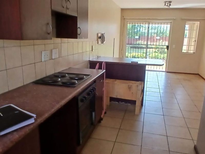 Spacious Apartment For Sale in Theresapark, Akasia - Photo 2