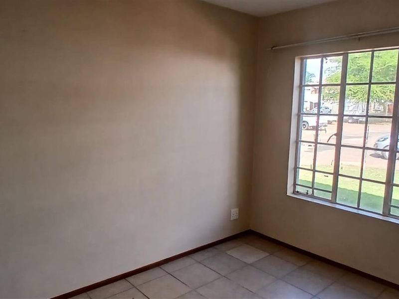 Spacious Apartment For Sale in Theresapark, Akasia - Photo 9