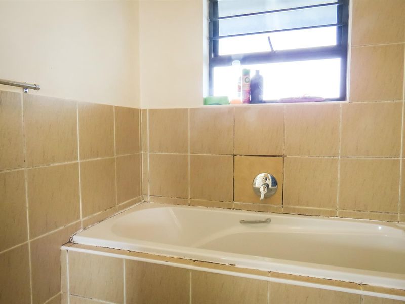 Ideal first time home or rental investment apartment for sale in Parklands, Blouberg - Photo 8