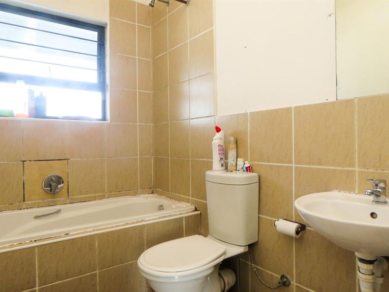 Ideal first time home or rental investment apartment for sale in Parklands, Blouberg - Photo 7