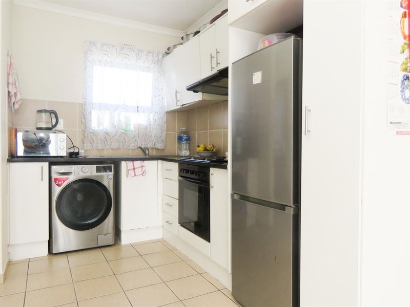 Ideal first time home or rental investment apartment for sale in Parklands, Blouberg - Photo 3