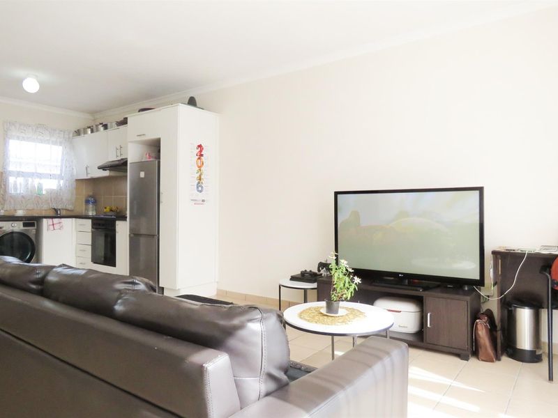 Ideal first time home or rental investment apartment for sale in Parklands, Blouberg - Photo 4