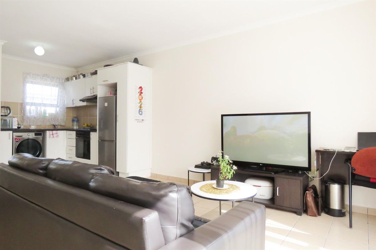 Ideal first time home or rental investment apartment for sale in Parklands, Blouberg - Photo 4