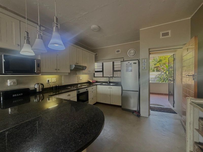 Beachside Bliss - Fully Furnished Apartment in Prime Coastal Location - Photo 2