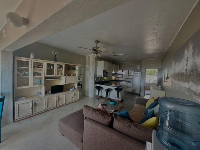 Beachside Bliss - Fully Furnished Apartment in Prime Coastal Location - Photo 4