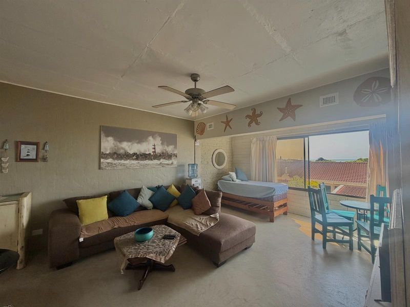 Beachside Bliss - Fully Furnished Apartment in Prime Coastal Location - Photo 3